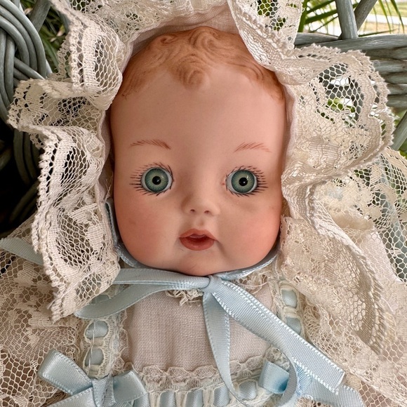 1992 GUNNY, 10 1/2” PORCELAIN DOLL WITH CLOTH BODY. - Picture 10 of 14